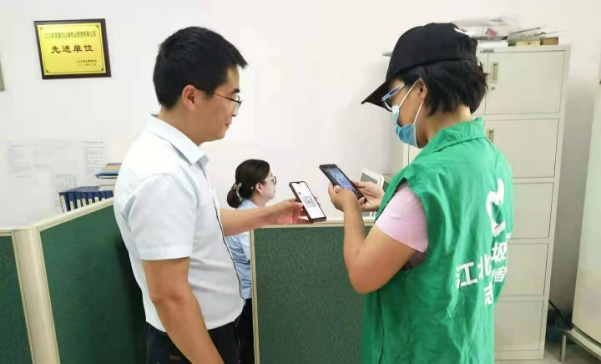 根据《重庆市生活垃圾分类管理办法》要求，按照“政府推动，全民参与”的原则，为动员商圈物业楼宇等责任单位积极参与到垃圾分类中来，推动形成全面参与的格局，达到生活垃圾分类投放、分类收集的总目标。8月25日，商圈党员代表充分发挥带头先锋作用，与垃