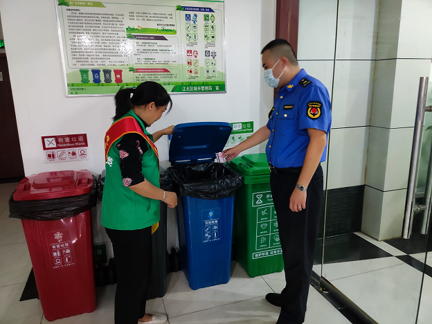 为持续做好垃圾分类各项工作，倡导绿色生态、健康环保的生活方式，充分发挥机关企事业单位的带头作用。8月27日，观音桥商圈组织垃圾分类志愿者在观音桥商圈管理办公室的垃圾集中投放点及观音桥商圈城管大队的垃圾集中投放点开展了以“桶前值守勤引导，垃圾