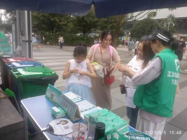 为全面推动垃圾分类工作，呼吁全民参与，变废为宝，观音桥商圈垃圾分类志愿者根据区委区政府关于垃圾分类的相关文件要求，每周定时定点进行垃圾分类桶边值守宣传，引导市民扫码关注重庆市垃圾分类公众号。
