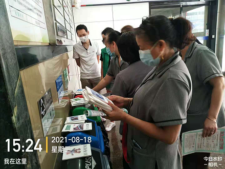 自垃圾分类工作开展以来，为达到宣传引导效果，观音桥商圈不仅安排垃圾分类志愿者每天定时定点值守宣传垃圾分类知识，推广重庆市垃圾分类公众号，而且还安排垃圾分类指导员走访商圈辖区内的楼宇物业及商贸企业。除了沟通落实垃圾分类相关事项外，还特意制作了