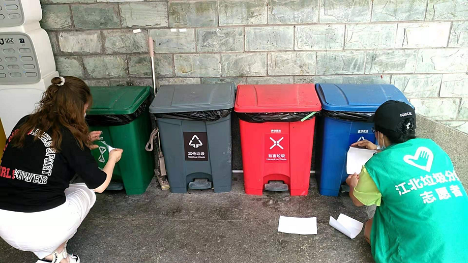 由于疫情反扑，全市紧急布控防疫措施，垃圾分类工作更是应该紧抓不放。做好垃圾分类工作，不仅能从源头阻断病毒交叉传染的可能性，而且也能减少传播性。为此，商圈组织垃圾分类志愿者走访商圈辖区内各物业楼宇，巡查垃圾桶摆放是否规范，查看垃圾分类标示是否