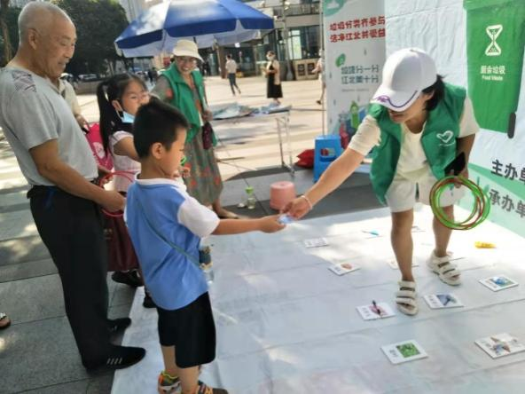 垃圾分类势在必行，需要大家共同参与，垃圾分类重在日常，而习惯的养成最好就是从小树立垃圾分类意识培养垃圾分类习惯。为扩大垃圾分类推广范围，扩大垃圾分类影响力，观音桥商圈办携手乐乐环保公司在观音桥步行街开展以“开学第一课 倡导垃圾分类”为主题的宣传活动。