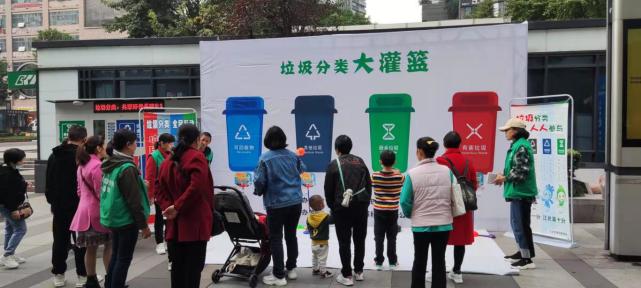 10月30日，观音桥商圈办携手乐乐环保公司开展了以“小手拉大手 垃圾分类乐无穷”的主题宣传活动。为迎合小朋友爱玩的天性，此次活动采用“垃圾大灌篮”的游戏方式，让垃圾正确回家